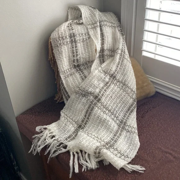 4 scarves bundle, one faux fur infinity, one silk, one NWT, one gray/cream - Picture 6 of 6